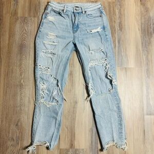 American Eagle Women’s Light Wash Mom Jeans Size 4 Regular with Rips